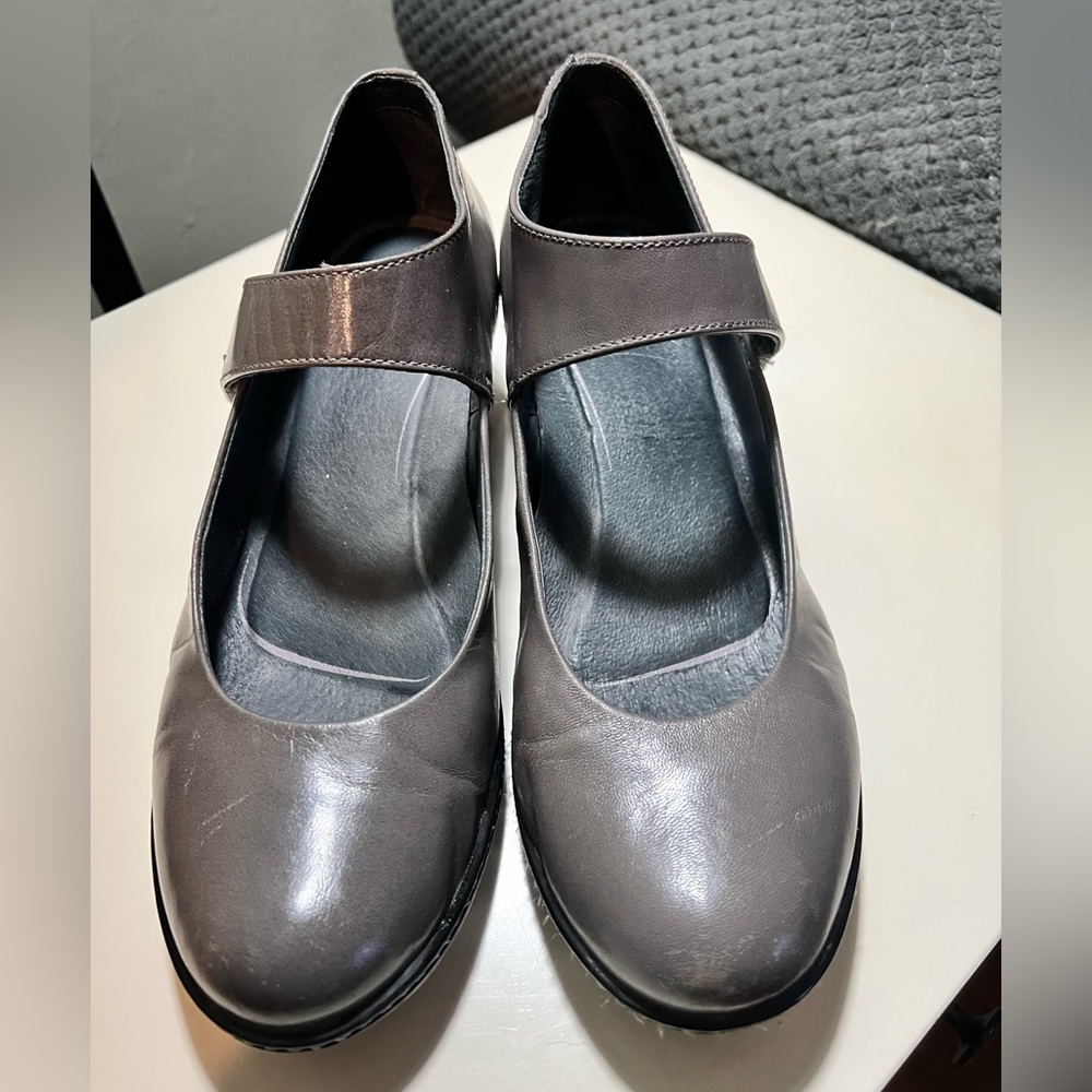 Dansko smooth leather Mary Jane’s in a pretty gray with black soles. Sz 40